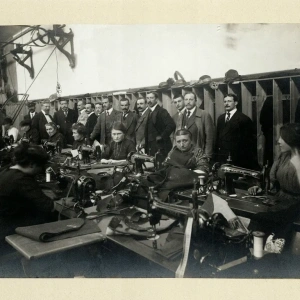 Photographie d'ouvrières prise lors d'une visite de l'usine Daisay par des officiers russes – 28 mai 1914 Fonds de la documentation générale – 4 Fc 48